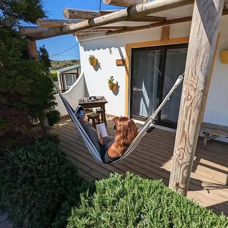 Good Feeling & אכסניה *