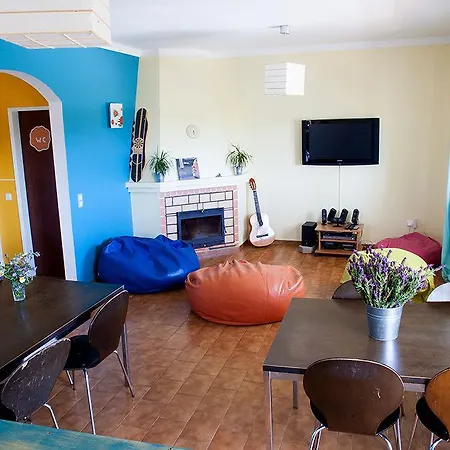 Good Feeling & אכסניה *