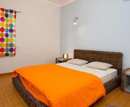 Good Feeling & אכסניה Raposeira (Faro)