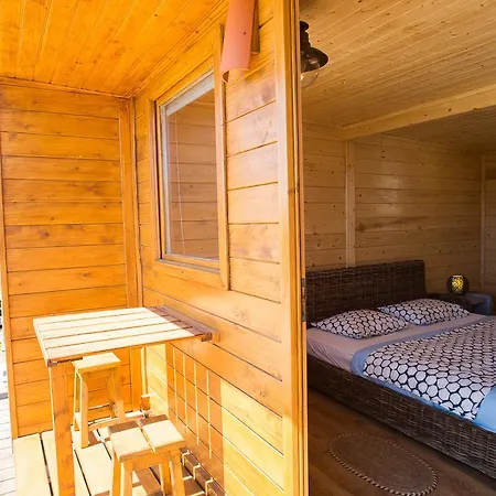 Good Feeling & אכסניה *