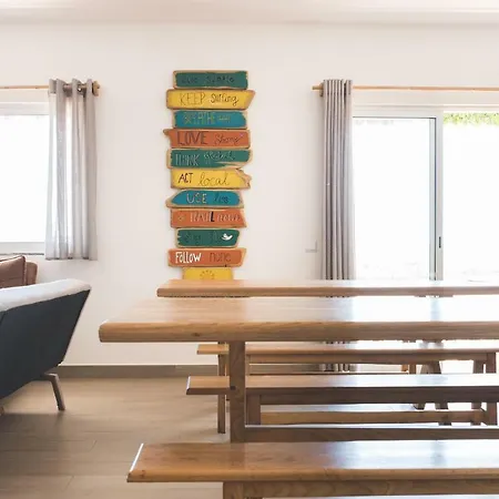 Good Feeling & אכסניה